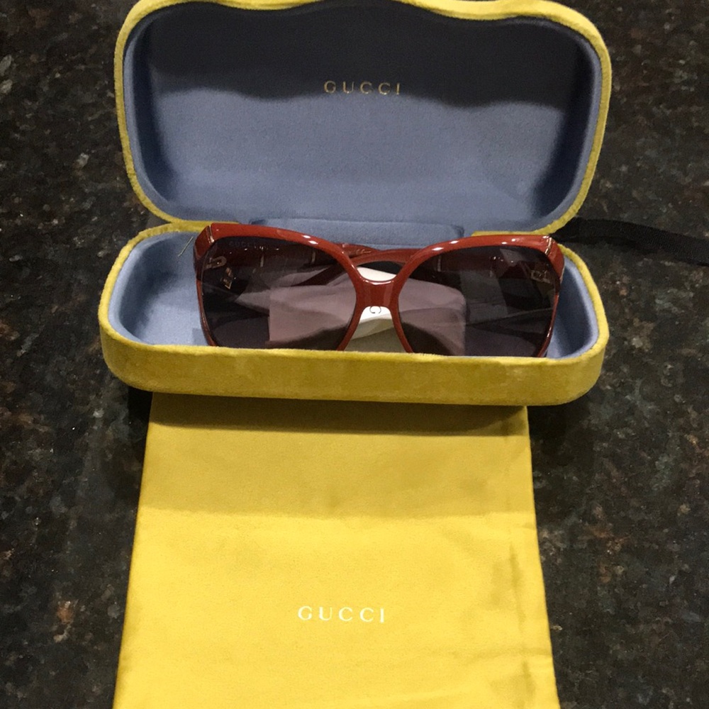 Brown and gold women’s Gucci frames
